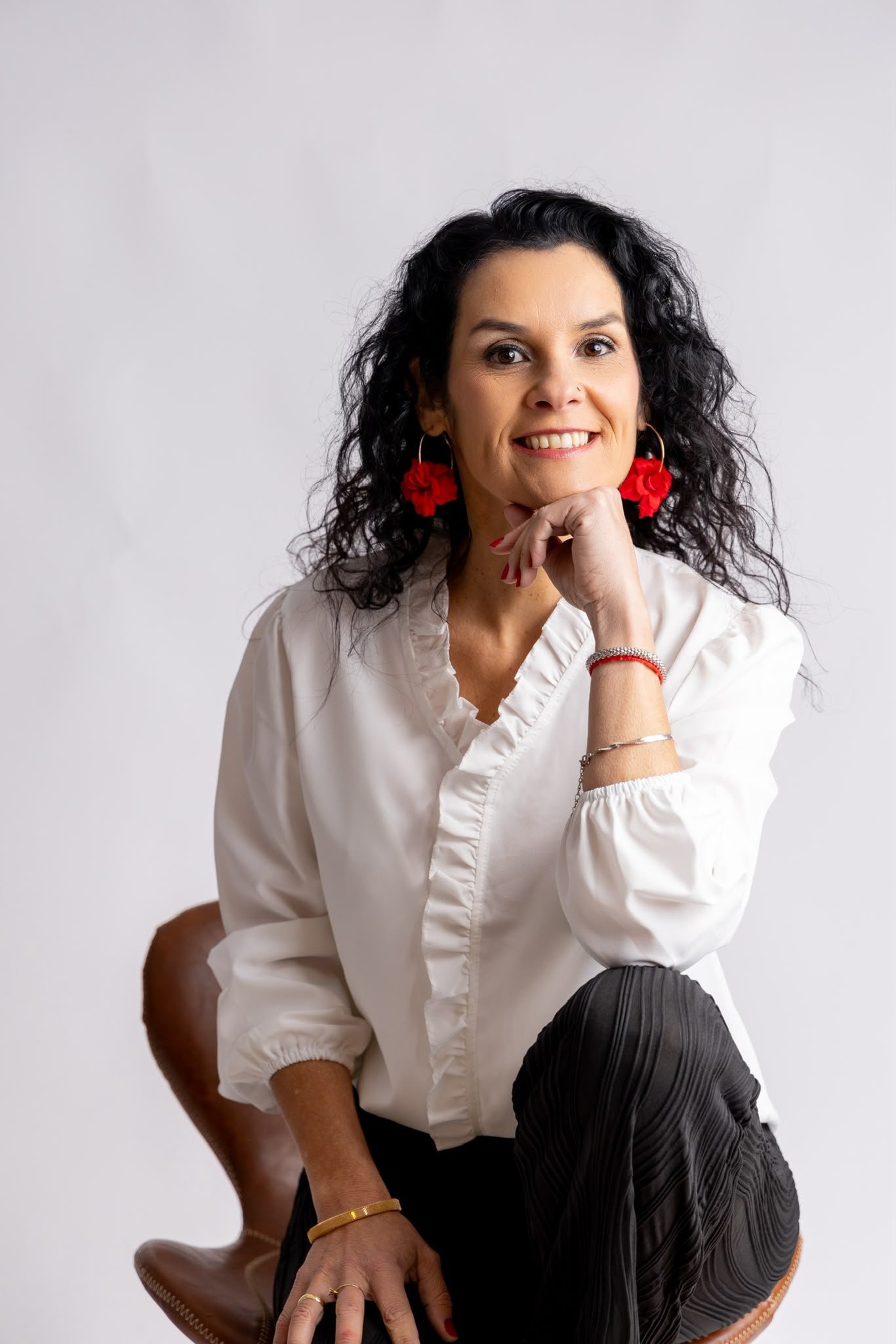 Lu Rodrigues apoiando o rosto sobre a mão
